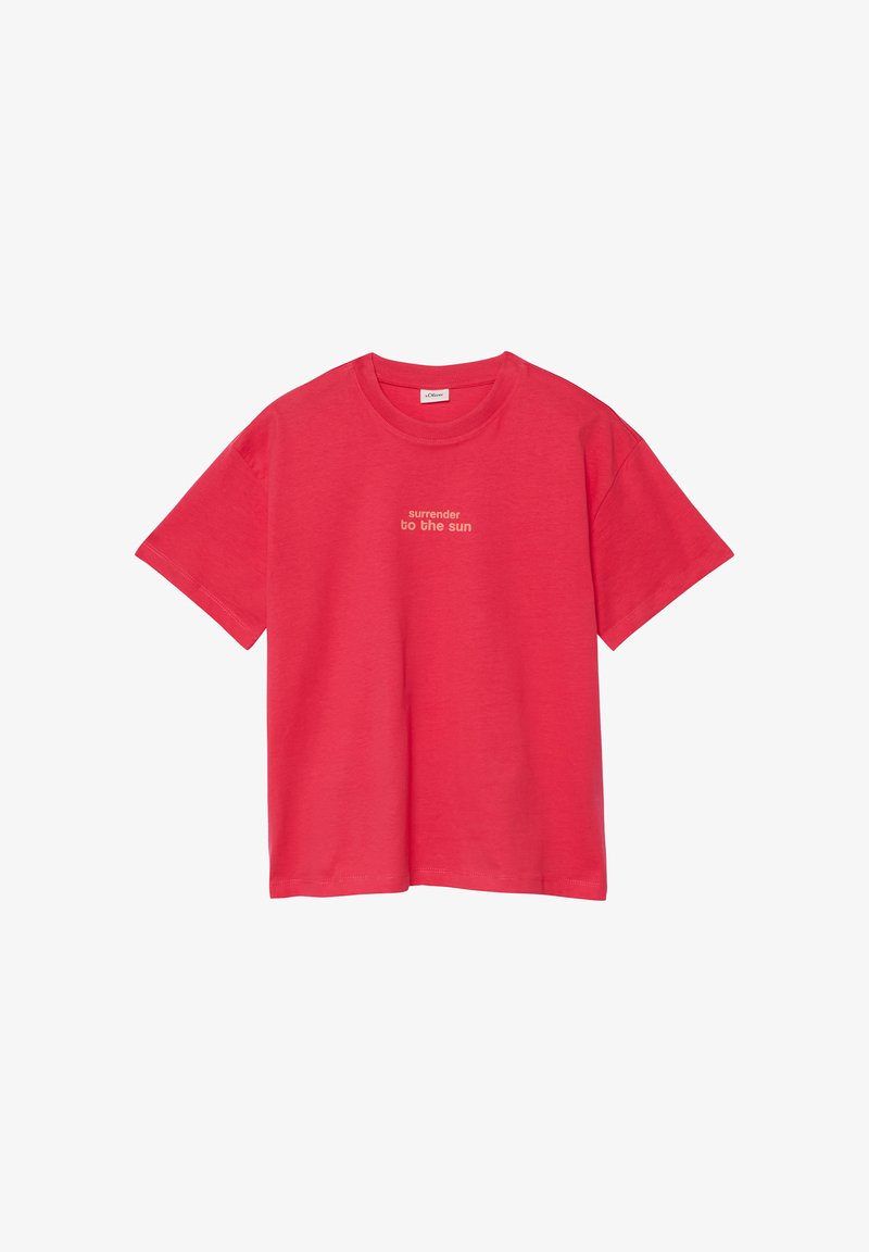T-shirt rouge en coton à manches courtes avec le texte « surrender to the sun » centré sur la poitrine en petites lettres beiges.