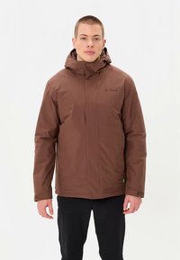 Veste imperméable marron avec capuche, conçue dans un style minimaliste, dotée d'une fermeture éclair frontale et de deux poches latérales.