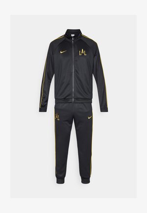 Czarny dres z poliestru, składający się z kurtki na suwak i spodni z elastycznym pasem, ozdobiony żółtymi paskami i detalami z logo.