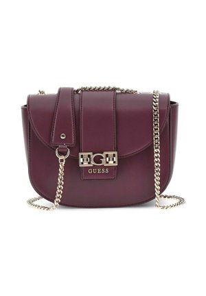 Sac à épaule en cuir bordeaux avec une fermeture à rabat, une bandoulière en chaîne dorée et un accent logo bien visible. Texture lisse avec des détails cousus.