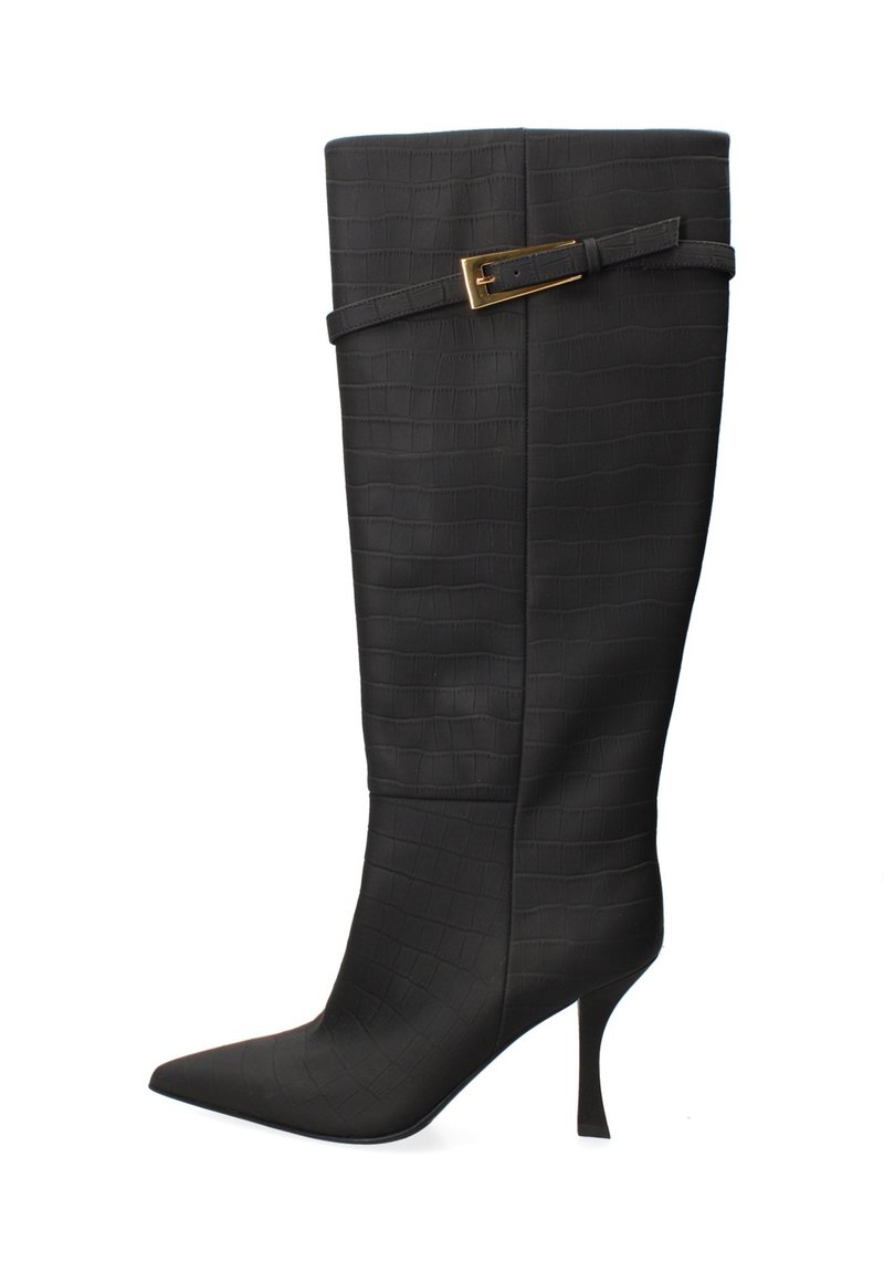 Stivale nero fino al ginocchio realizzato in pelle testurizzata con motivo in pelle di coccodrillo. Presenta una punta affusolata e un tacco a stiletto sottile. Accento con fibbia dorata.