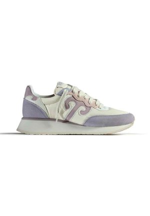 Sneaker con tomaia in pelle bianca e accenti in suede lavanda, caratterizzato da una punta arrotondata, suola spessa e cuciture decorative.