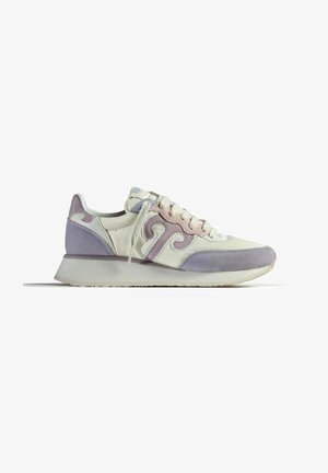 Sneaker con tomaia in pelle bianca e accenti in suede lavanda, caratterizzato da una punta arrotondata, suola spessa e cuciture decorative.