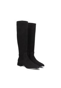 Knee-high zwarte suède laarzen met een platte hak, een gladde textuur, een rits aan de zijkant en een slank, puntig ontwerp.