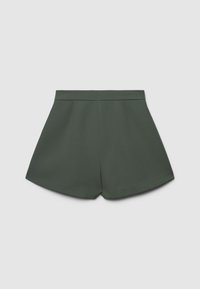 Pantaloni corti su misura di colore verde scuro, realizzati in tessuto liscio, dotati di una vita alta e pieghe ben definite, con un orlo a forma svasata.