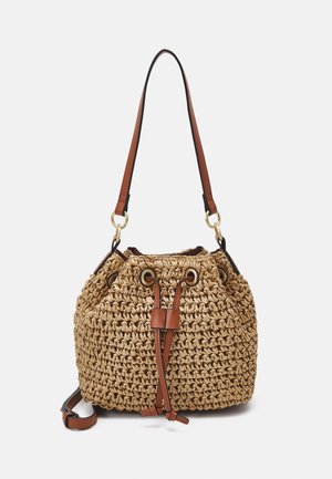 Borsa a secchiello in paglia intrecciata con dettagli in pelle marrone e chiusura con coulisse. Presenta accessori in tono oro e una tracolla staccabile.