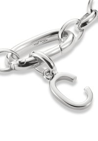 Silberne Metallkette mit einem Karabinerhaken und einem stilisierten Buchstaben 'C'-Anhänger, der eine glatte, glänzende Textur und abgerundete Kanten aufweist.