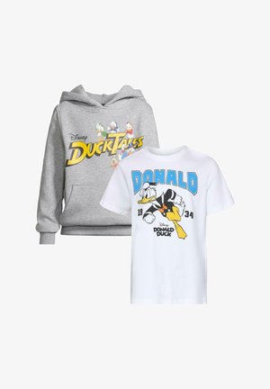 Szürke kapucnis felső színes "DuckTales" grafikával, elülső zsebbel és bordázott mandzsettákkal. Laza fazonú sötét farmernadrággal és fehér sportcipőkkel párosítva.