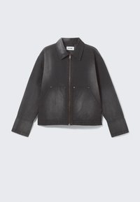 Jachetă din denim negru cu fermoar frontal, guler ascuțit și două buzunare frontale. Textură ușor decolorată și mâneci lungi.