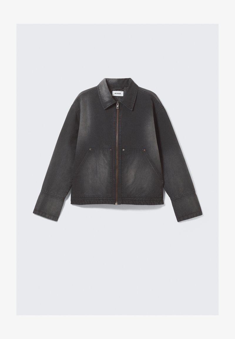 Veste en denim noir avec fermeture éclair à l'avant, col pointu et deux poches avant. Texture légèrement délavée et manches longues.