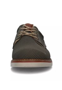 Sneaker in rete grigia con lacci beige e un accento in pelle marrone chiaro. Presenta una suola bianca e rossa e una parte superiore testurizzata per la traspirabilità.