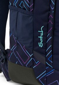 Sac à dos bleu foncé avec un motif géométrique en lignes violettes et bleu clair, doté d'une poche latérale en mesh et d'un logo "Satch" brodé en bleu clair.