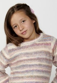 Pull en maille légèrement texturé, multicolore dans des teintes pastel de rose, violet et crème, avec un col rond et des manches longues.