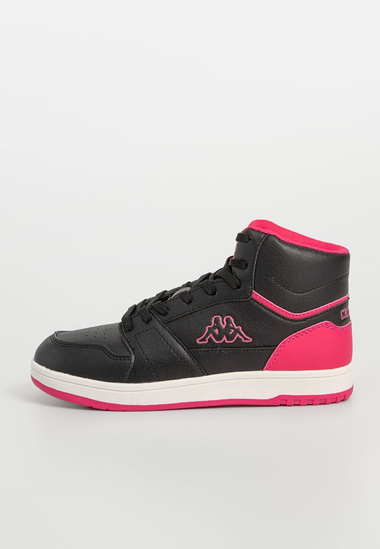 Zwarte hoge sneakers van synthetisch materiaal, met roze accenten, een gestructureerd oppervlak en een witte rubberen zool met roze details.