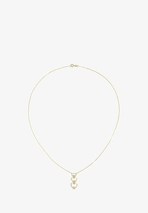 Kultainen kaulakoru, jossa on kolme sydämen muotoista linkitettyä riipusta, jokaisessa kirkas kivialuskoriste, hienolla ketjulla ja lukolla.