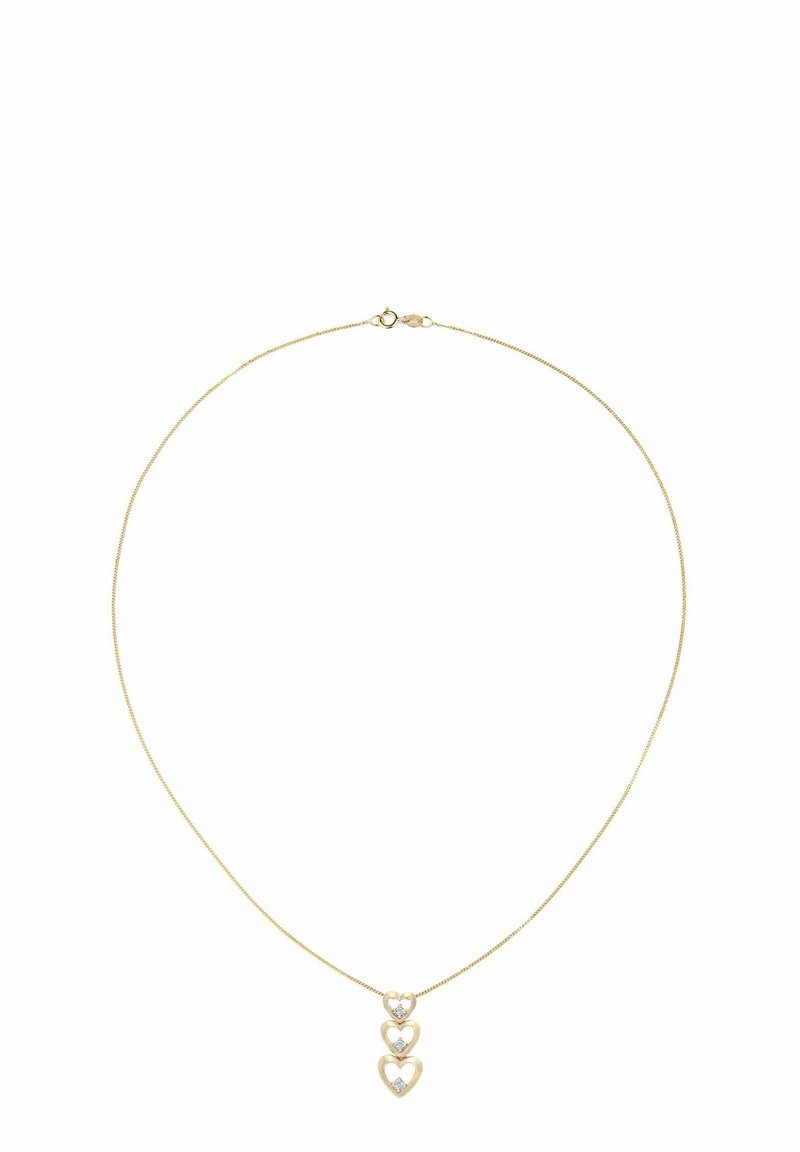 Collana color oro con tre pendenti a forma di cuore collegati, ciascuno con un ornamento di gemma trasparente, su una catena sottile con chiusura a moschettone.