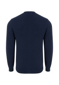 Granatowy sweter z dzianiny, długie rękawy, okrągły dekolt, ściągacze przy mankietach i dole, gładka tekstura, bez widocznych wzorów czy ozdób.