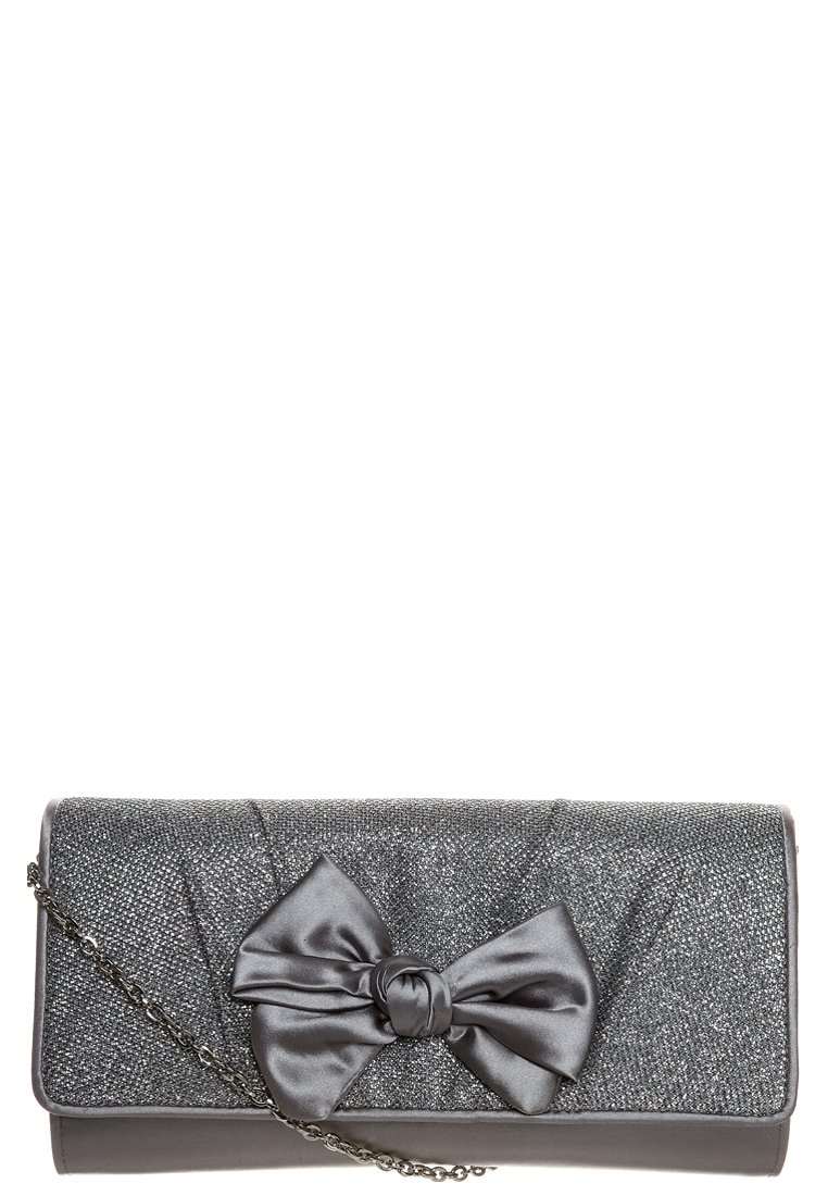 Grå clutch-pung med en sølvmetallic finish, indeholdende en satinpudebånddetalje, kæde-rem og plisseret tekstur på fronten.