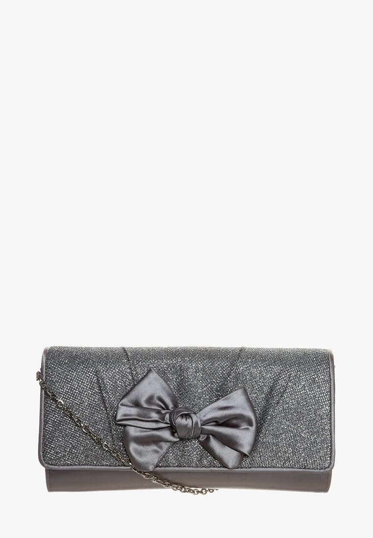 Grå clutch-pung med en sølvmetallic finish, indeholdende en satinpudebånddetalje, kæde-rem og plisseret tekstur på fronten.