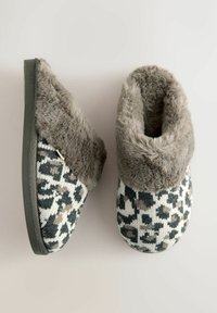 Knitted slippers with a leopard print pattern in shades of green and beige, featuring a soft gray faux fur cuff and a sturdy black sole.