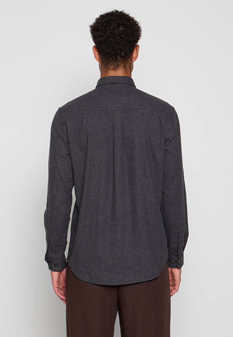 Dunkelgraues Langarmhemd aus strukturiertem Stoff, mit einem Button-Down-Kragen und einem zentralen Falten auf der Rückseite für zusätzlichen Komfort.