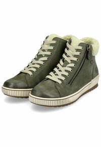 Baskets montantes en cuir vert avec une doublure intérieure en crème douce, des lacets crème et une fermeture éclair sur le côté. Elles présentent une semelle en caoutchouc texturée avec des rainures.