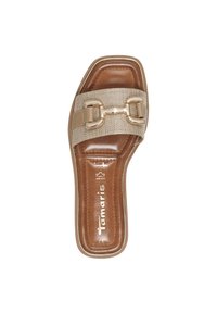 Sandalo scivoloso marrone con una soletta imbottita marrone. Presenta una larga fascia beige texturizzata con un dettaglio in metallo dorato. Design a punta quadrata.
