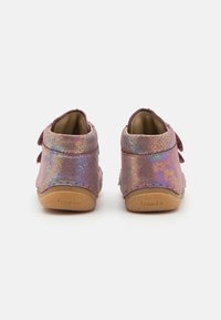 Růžové, metalické kožené kotníkové boty se třpytivým povrchem, plochou podrážkou a páskem na suchý zip; měkká vnitřní podšívka pro pohodlí.