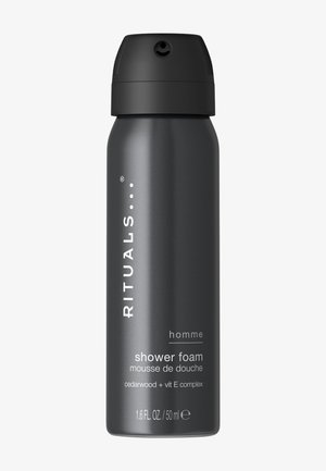 Schwarze zylindrische Dose Rituals Homme Duschschaum mit schwarzem Deckel, beschriftet mit Zedernholz- und Vitamin-E-Komplex, 50 ml Inhalt.