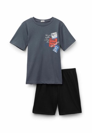Grijze katoenen T-shirt met korte mouwen, voorzien van drukafbeeldingen in rood en blauw, gecombineerd met zwarte shorts van zachte, rekbare stof.