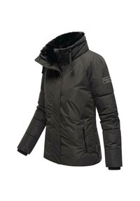Giacca nera isolata con cappuccio, colletto foderato in pelliccia, tasche laterali con zip e polsini elasticizzati. Presenta una patch con logo sulla manica superiore.