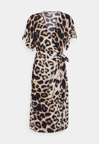Vestido envolvente de estampado de leopardo con mangas cortas y flotantes, escote en V profundo y cintura con lazo en colores beige, negro y marrón. Textura de tela suave.