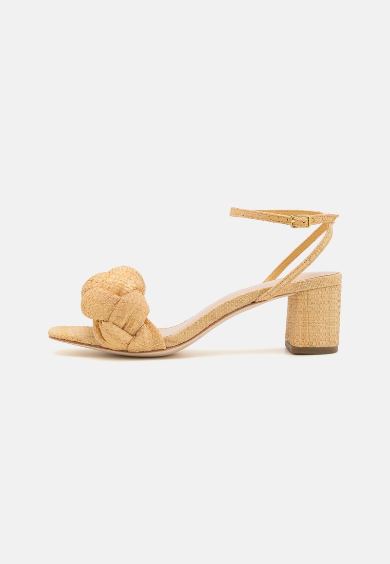 Beige vævede hæle sandaler med et knyttet overdelsdesign og en rektangulær blokhæl. Justerbar ankelrem med spænde.