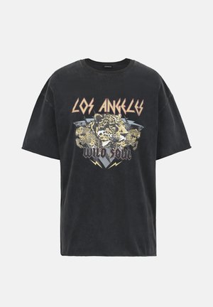 Μαύρο φαρδύ t-shirt με τα κείμενα "Los Angeles" και "Wild Soul", που απεικονίζει τρία κεφάλια λεοπάρδαλης και γραφικά με αστραπές στο μπροστινό μέρος.