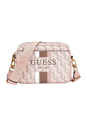 Pink mønstret Guess crossbody-taske med justerbar strop, gulddetaljer og "GUESS EST 1981" logo foran.