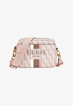 Sac bandoulière Guess rose à motifs avec bandoulière réglable, garnitures dorées et logo "GUESS EST 1981" sur le devant.
