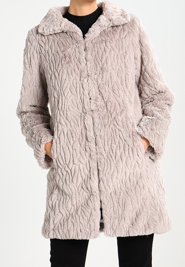 Ljusbrun, texturerad fuskpälsjacka med krage, långa ärmar och sidofickor. Har ett vågigt mönster och knappstängning.