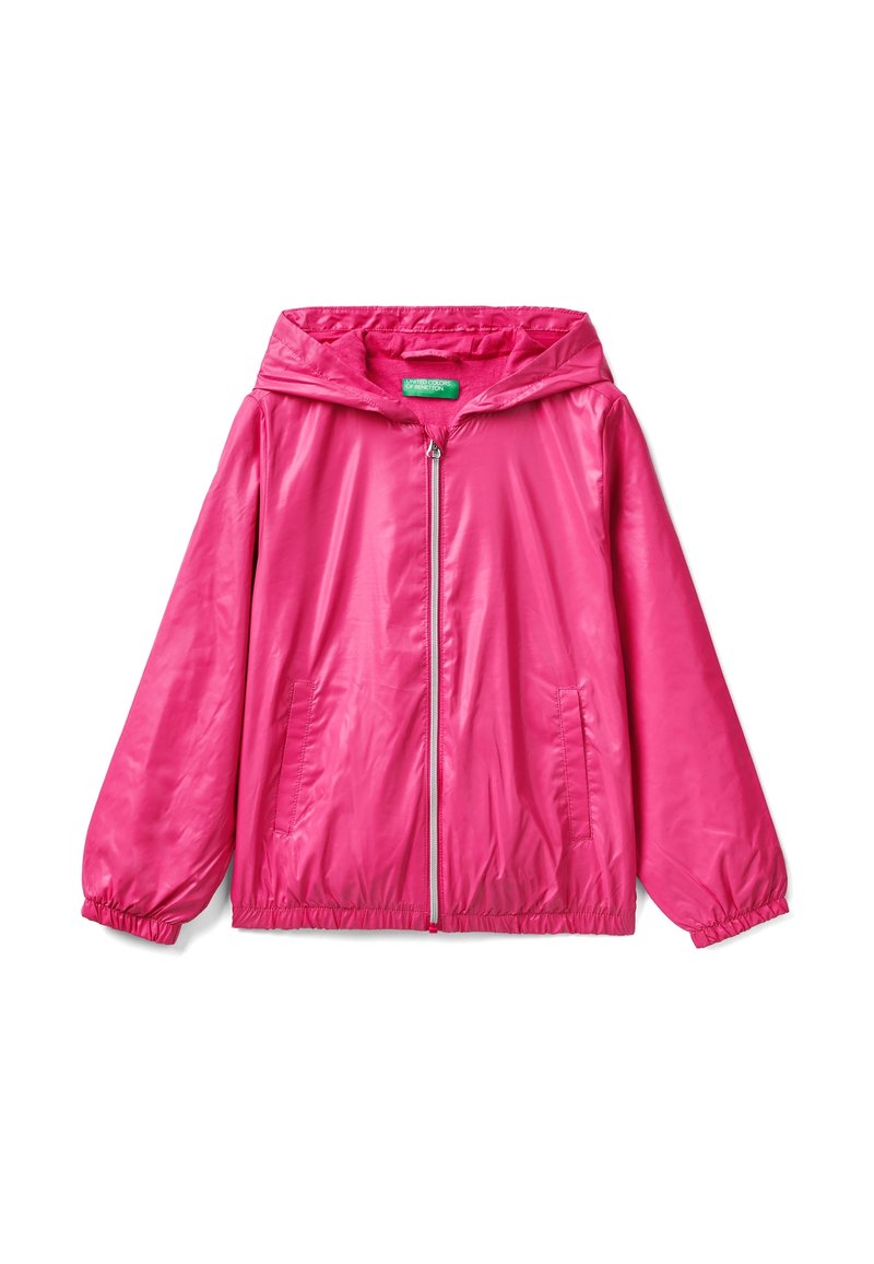 Rosa huva jacka i glansigt, lättviktigt tyg. Har en framzipper och elastiska cuffs, samt två sidofickor.