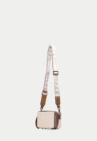 Sac bandoulière en cuir crème et marron clair. Forme rectangulaire avec un logo "90" embossé. Doté d'une sangle en tissu doux avec du texte.