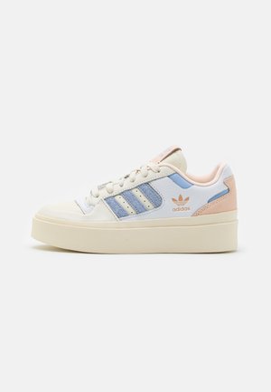 Niski but Adidas na platformie w kolorze białym z jasno-niebieskimi zamszowymi paskami i brzoskwiniowymi akcentami, widoczny z boku na białym tle.