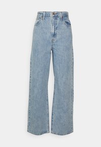 Jean en denim bleu clair taille haute, jambes larges, bouton et fermeture éclair à l'avant, et poches avant, présenté sur fond blanc.