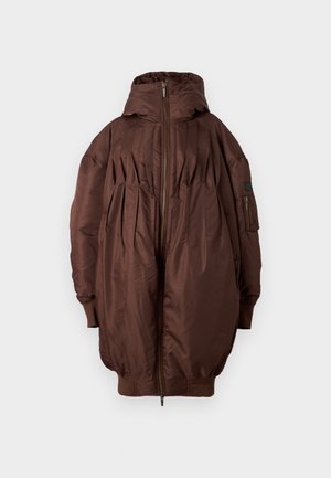 Brūna pūkaina jaka ar kapuci, ar rāvējslēdzēju, krokotu priekšpusi un ribinātām piedurknēm. Mīksta, gluda tekstūra ar sānu kabatām.