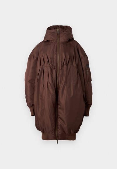 Brązowa kurtka puchowa z kapturem, z zamkiem błyskawicznym, plisowanym przodem i ściągaczami na mankietach. Miękka, gładka tekstura z bocznymi kieszeniami.
