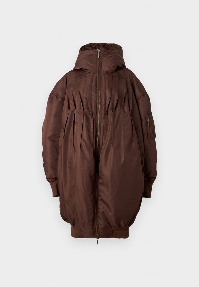 Braune Pufferjacke mit Kapuze, ausgestattet mit einem Reißverschluss, plissiertem Vorderdesign und gerippten Bündchen. Weiche, glatte Textur mit seitlichen Taschen.