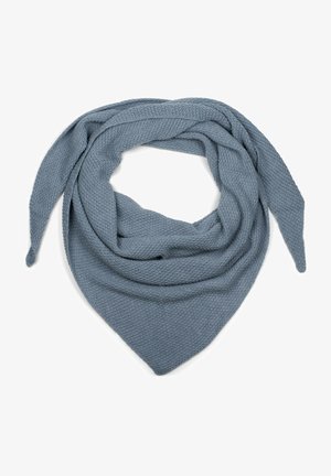Écharpe triangulaire tricotée bleu clair avec motif texturé, pliée et disposée en boucle avec des extrémités pointues sur un fond blanc.