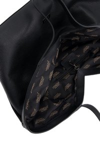 Schwarze Lederhandtasche mit einer strukturierten Außenseite und einem Stoffinnenraum mit einem wiederholenden Logo-Muster. Enthält ein Fach mit Reißverschluss.