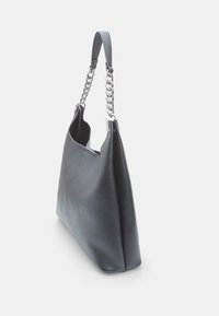 Borsa a spalla in pelle nera con finitura testurizzata, dotata di una tracolla a catena e una silhouette morbida e curvata.