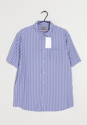 Chemise bleue à manches courtes avec des rayures verticales blanches, boutonnière sur le devant, poche poitrine, suspendue à un cintre noir avec une étiquette blanche vierge.