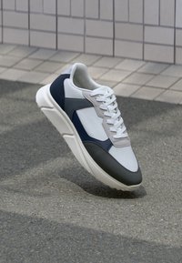 JFWASPIRE RUNNER - Sapatilhas - white/black/grey