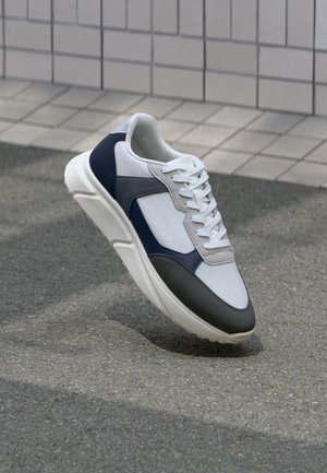 Jack & Jones JFWASPIRE RUNNER - Baskets basses - white/black/grey